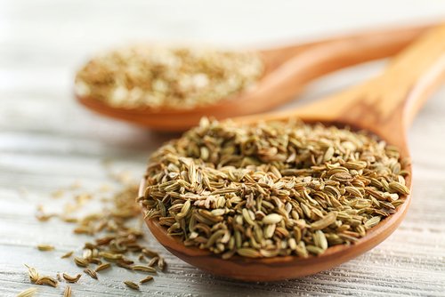 cucchiai di legno con cumino