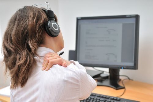 donna davanti al pc con dolore al collo