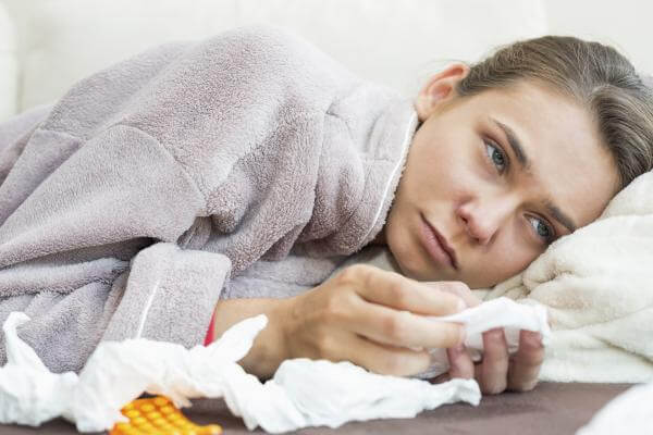 Donna a letto con la febbre