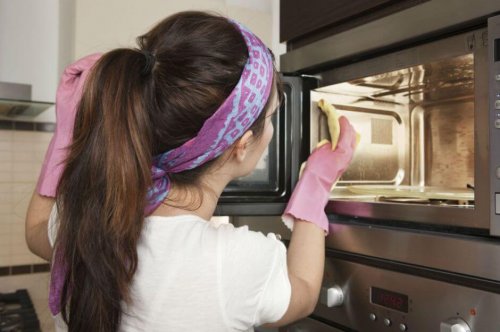 pulire forno a microonde contro cattivi odori