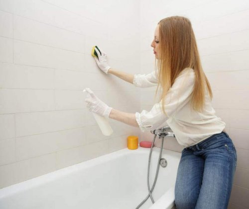 Donna che pulisce il bagno