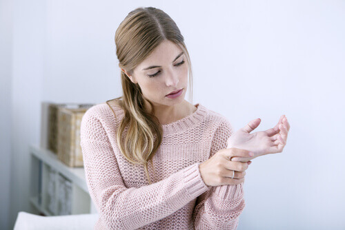 Donna con dolore alle articolazioni