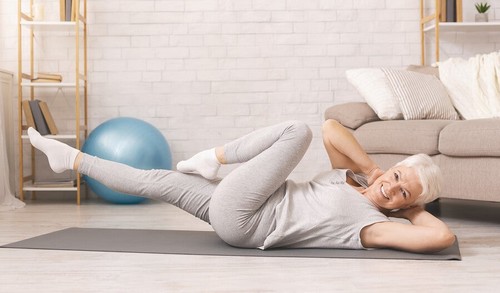 Donna che fa pilates