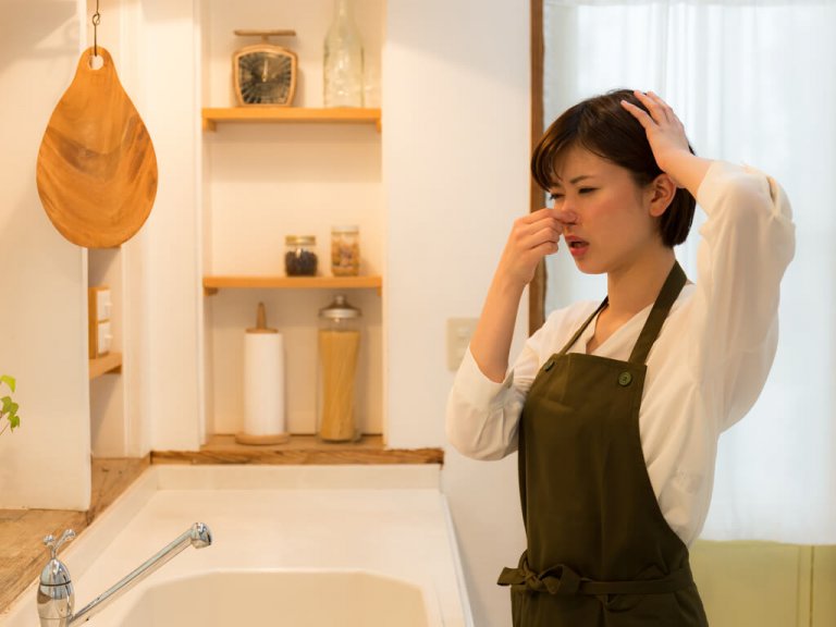 Eliminare i cattivi odori dalla cucina: 10 trucchi
