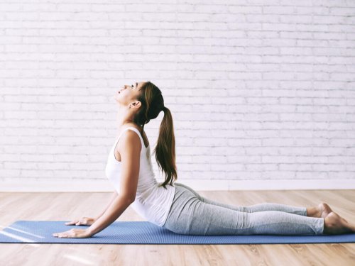Donna in palestra che solleva busto da terra