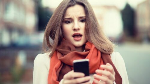 Donna stressata dal cellulare