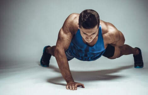 Flessioni su un braccio solo per bruciare i grassi.