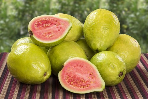 la guava è un frutto ricco di antiossidanti