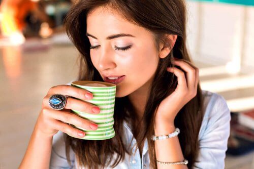 Infusi diuretici: ecco i 4 migliori da bere