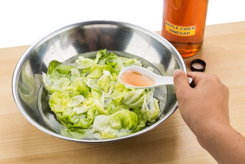 Insalata condita con aceto di mele per perdere peso.