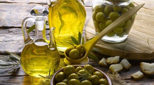 Olio di oliva e olive verdi