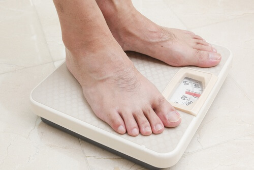 Piedi sulla bilancia