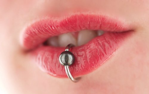 Feticismi sessuali: piercing alle labbra.