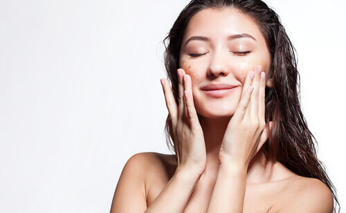 Ragazza con le mani sul viso