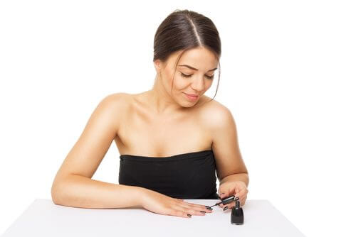 Ragazza mette lo smalto sulle unghie