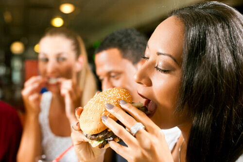 Sostituite questi 8 alimenti e assumete 500 calorie in meno ogni giorno Sostituite questi 8 alimenti e assumete 500 calorie in meno ogni giorno
