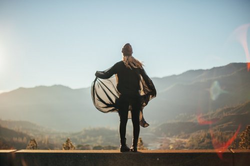 Ragazza di spalle equilibrio fisico