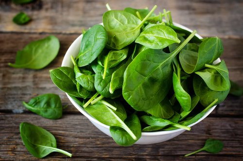 le verdure a foglie verdi sono ricche di beta-carotene