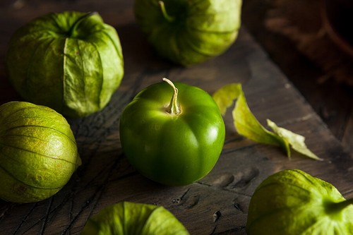 Tomatillo verde con buccia