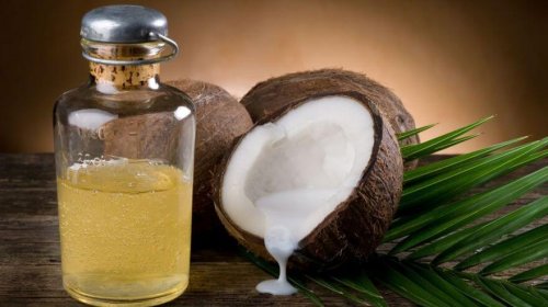 Trattamento per stimolare la crescita dei capelli a base di olio di cocco e olio di rosmarino.