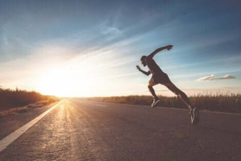 Uscire dalla propria zona di comfort: uomo che corre verso il sole.