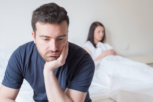 Uomo frustrato e donna a letto.