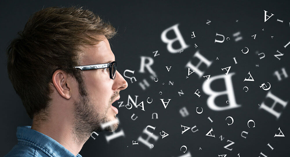 Uomo che parla ad alta voce