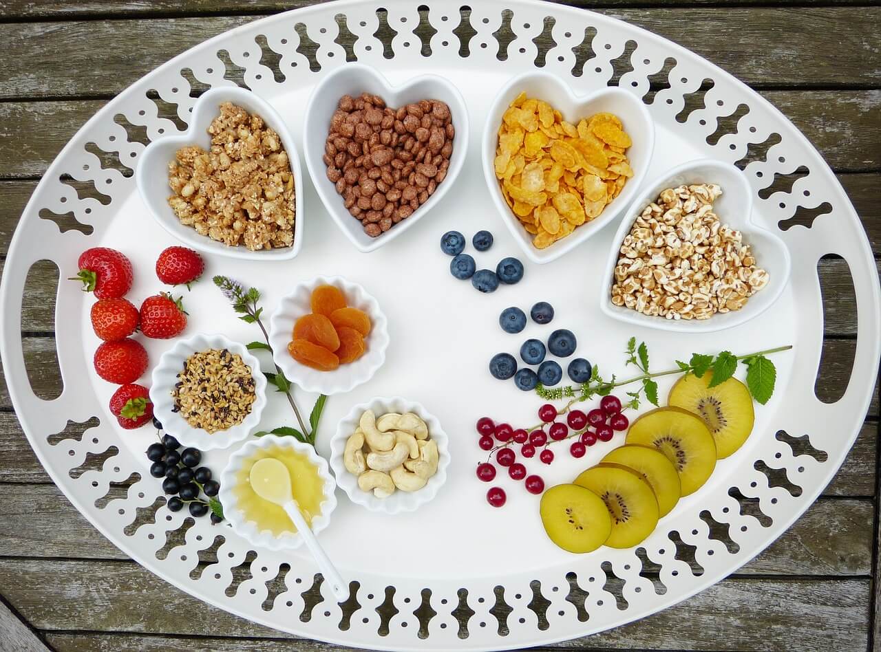 Vassoio con frutta e cereali