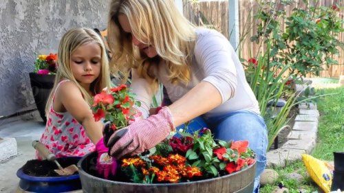 Mamma e figlia giardinaggio