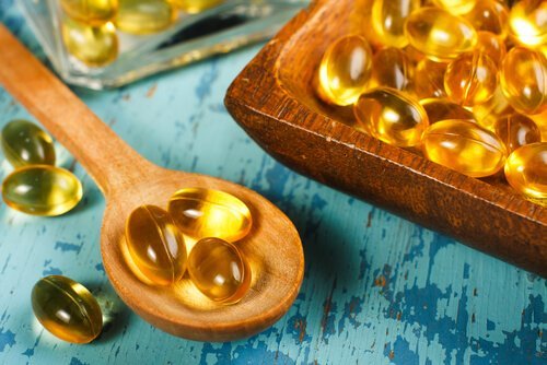 Capsule di vitamine su cucchiaio