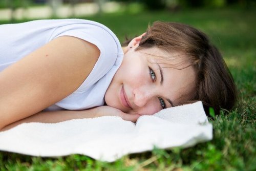 Ragazza distesa sul prato allegra