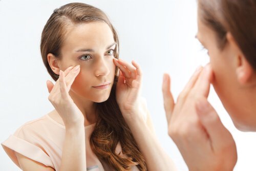 Ragazza che si guarda allo specchio acido ialuronico