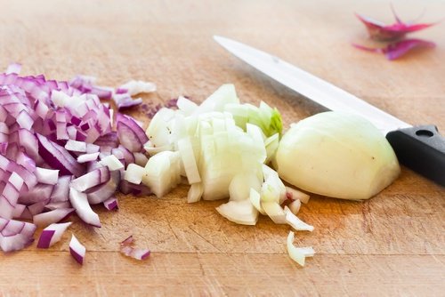 Cipolla tritata sul tagliere