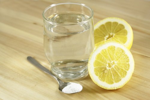 Acqua con sale limone e zucchero