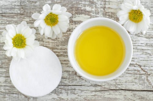 Bacinella di olio con fiori attorno