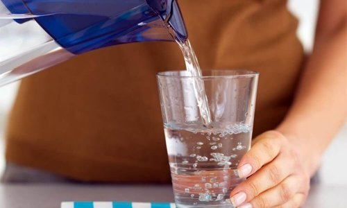 Bere molta acqua per dimagrire senza patire la fame