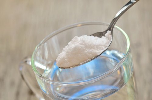 Bicarbonato di sodio e bicchiere d'acqua