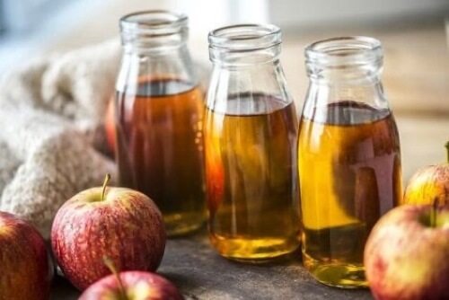 Bottiglie di succo di mela