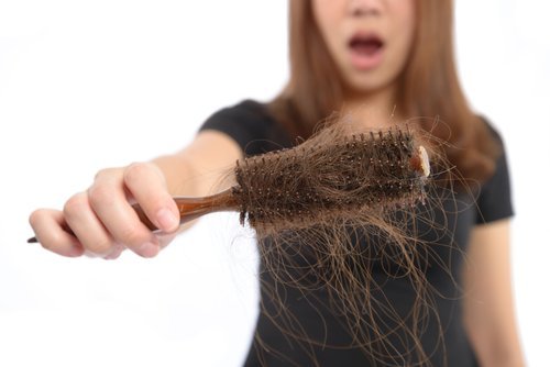 perdere tra i 50 e i 100 capelli al giorno è un fatto del tutto normale