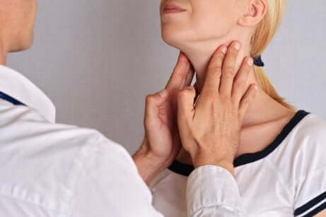 Controllo medico per la salute della tiroide.