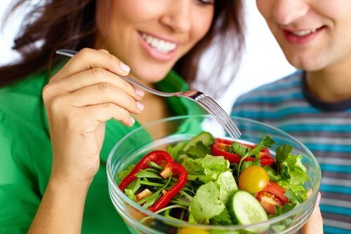 Coppia che mangia insalata