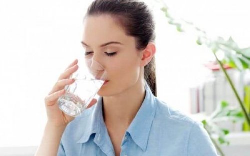 Donna beve acqua
