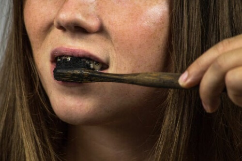 Rimuovere il tartaro dentale con il carbone attivo