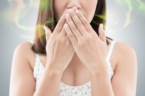 Sintomi dell'infezione dentale: alitosi