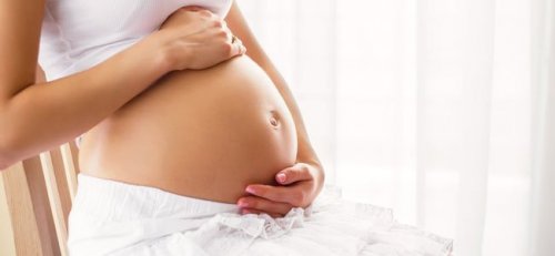 Donna con pancione in gravidanza