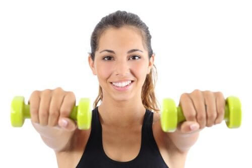 Donna con pesi per le braccia
