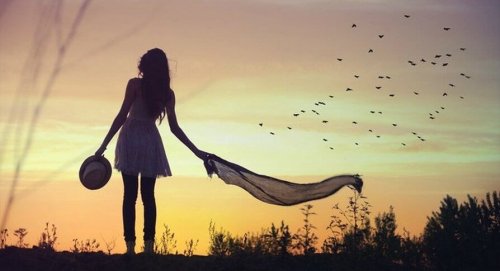 Donna con un foulard in mezzo alla natura