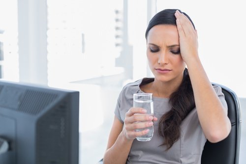 Donna con mal di testa a causa dell'alcol