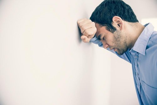 uomo che sente il peso del fallimento