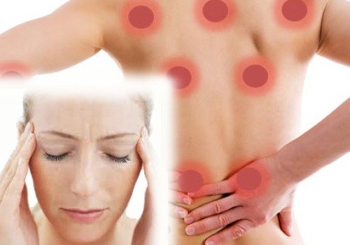 Fibromialgia - donna con dolore alle tempie